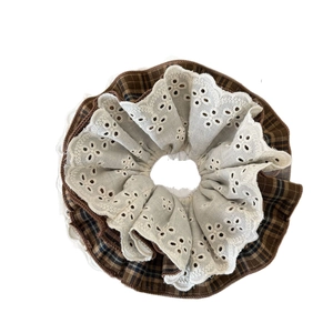 Chouchou style britannique à carreaux marron avec broderie en dentelle blanche
