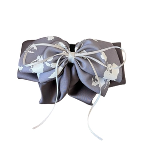 Barrette à cheveux élégante en satin gris avec imprimé floral blanc et rubans