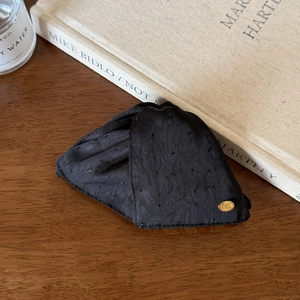 Pince à cheveux élégante en tissu noir avec perles délicates et détail logo doré