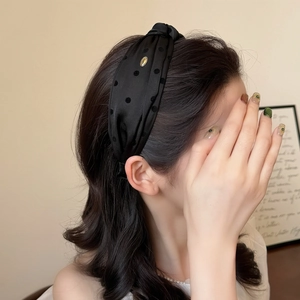 Brede haarband met stippen en knoop van zwarte stof in een vintage Koreaanse stijl