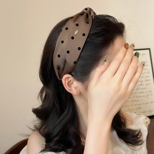 Franse retro bruine satijnen haarband met stippen, knoopontwerp en goud metalen detail