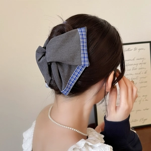 Pince à cheveux noeud en denim gris avec bordure en vichy bleu pour coiffure élégante