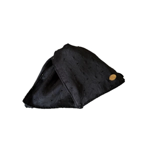 Pince à cheveux noire en tissu en forme de coquille avec perles et étiquette dorée