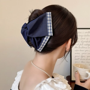 Pince à cheveux noeud bleu marine avec bordure à carreaux et détails perles