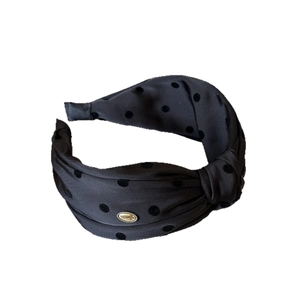 Zwarte haarband met stippen, knoopontwerp en goudkleurig metalen detail voor dames