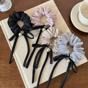 Elegante satijnen haarelastiekjes met strik, parels en kristallen hangers in vier kleuren