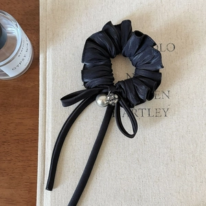 Elegante zwarte satijnen scrunchie met parels, strassteentjes en vloeiende linten