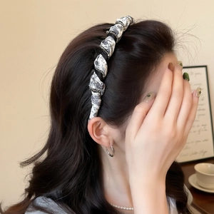 Cerchietto intrecciato vintage con stampa floreale bianca e nera e finiture in strass