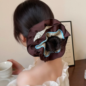 Chouchou rayé multicouche surdimensionné en café et beige pour coiffures élégantes