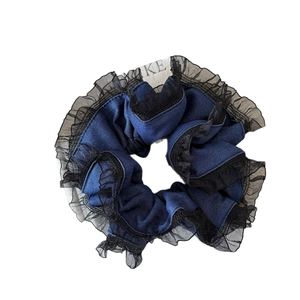 Chouchou en tissu denim bleu avec bordure en dentelle noire et élastique à cheveux