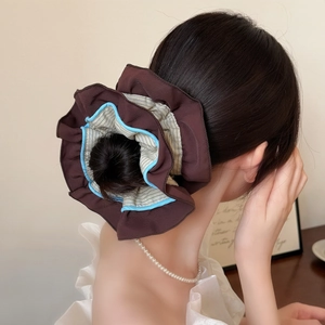 Chouchou en tissu à rayures trois couches marron et bleu pour coiffures élégantes
