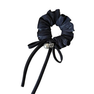 Elegante zwarte satijnen haarelastiek met lange linten en parel strass hanger decor