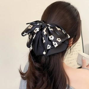 Pince à cheveux élégante avec nœud floral noir, pendentifs en perles et fini satiné