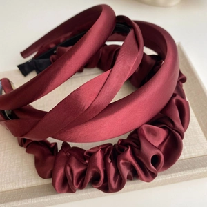 Lot de trois serre-têtes en satin bordeaux aux designs lisses, noués et plissés