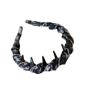 Cerchietto stile punk in tessuto marmo nero con punte scure e perline di cristallo