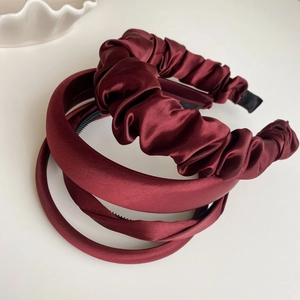 Serre-tête en Satin Minimaliste de Style Coréen pour Femmes Rouge Vin Élégant Serre-tête Rembourré Plissé Croisé pour Lavage du Visage