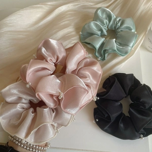 Chouchous en satin à volants avec perles en rose, beige, menthe et noir