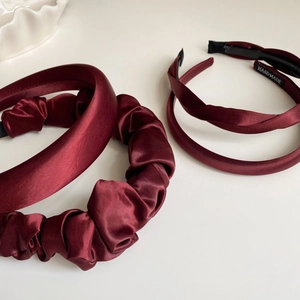 Détails de serre-têtes en satin bordeaux et chouchous avec étiquettes faites à la main