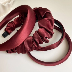Lot de trois serre-têtes en satin bordeaux avec styles rembourré, plissé et fin sur blanc