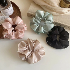 Lot de 4 chouchous élégants en satin avec bordure perlée en rose vert beige et noir