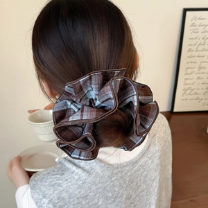 Großes Scrunchie Haargummi mit braunem Karomuster für Dutt und Pferdeschwanz