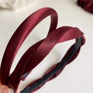 Serre-tête torsadé en satin bordeaux élégant avec rembourrage antidérapant soyeux