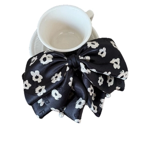 Pince à cheveux noeud floral noir avec perles pour une queue de cheval volumineuse