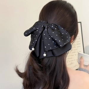 Pince à cheveux nœud en satin noir avec motifs cœurs et pendentifs perles élégants
