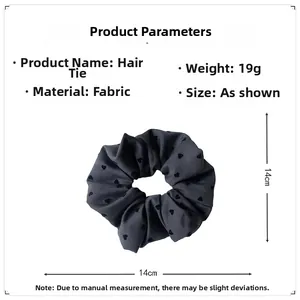 Detailansicht graues Stoff-Haargummi mit Herzmuster, 14cm Durchmesser und 19g Gewicht
