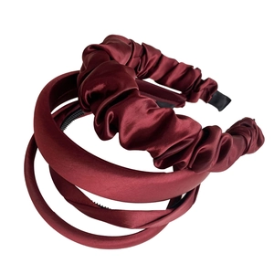 Lot de trois serre-têtes élégants en satin bordeaux avec textures éponge et plissées
