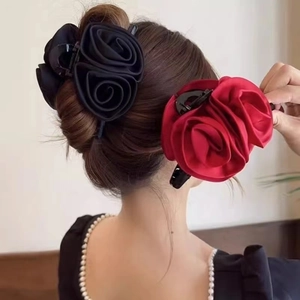 Pinces à cheveux élégantes avec fleurs de rose en satin pour femmes en rouge et noir