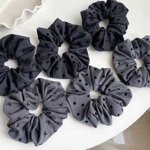 6er-Pack graue Haargummis mit Punkten und Herzmustern für das Haarstyling