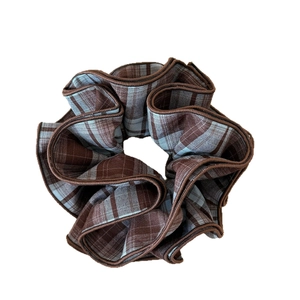 Großes kariertes Haargummi Scrunchie mit klassischem blau-braunem Karomuster-Stoff
