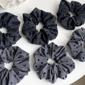 Detailansicht grauer Scrunchies im Set mit Punkten und Herzmustern für Haare