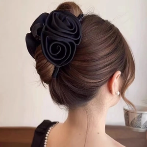 Pince à cheveux élégante en satin noir avec rose pour chignon vue de profil sur modèle