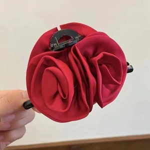 Pince à cheveux élégante avec roses rouges en satin pour coiffures de femmes