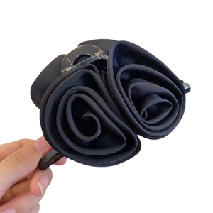 Pince à cheveux élégante avec roses en satin noir pour chignons et accessoires cheveux