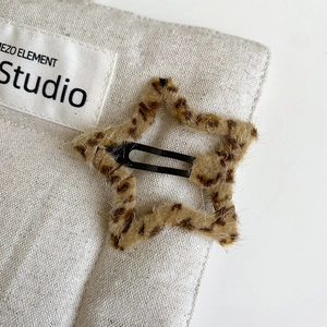 Detailed view of the leopard print plush star-shaped BB hair clip for women