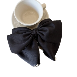 Grande pince à cheveux nœud en satin noir avec perles, accessoire élégant de style français