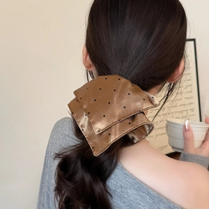 Chouchou foulard français en satin marron café à pois avec ruban de soie élégant