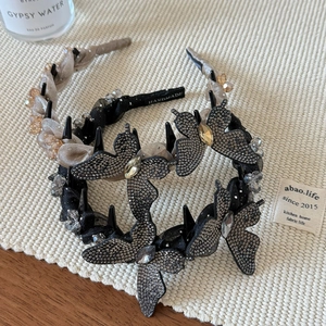 Serre-têtes papillon élégants avec cristaux étincelants et texture en tissu fait à la main