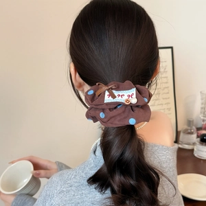 Chouchou rétro marron à pois bleus avec nœud, perle et détail de bouton vintage