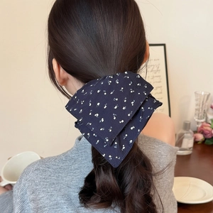 Élégant chouchou nœud bleu marine pour femmes avec tissu superposé et motif cerise