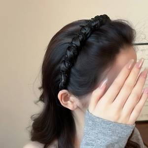 Serre-tête élégant en satin noir tressé avec perles brillantes porté par un mannequin