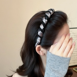 Serre-tête tressé élégant en satin gris argenté et perles noires pour femmes