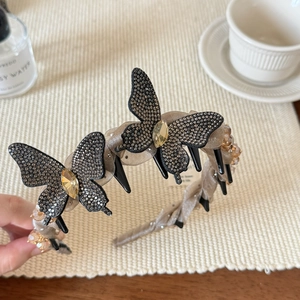 Serre-tête élégant en satin champagne avec papillons 3D scintillants et cristaux