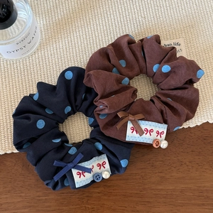 Chouchous chic à pois en bleu marine et marron avec étiquettes noeud et perles