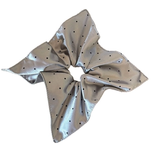 Chouchou élégant en satin gris argenté à pois avec texture soyeuse et design élastique