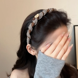 Serre-tête tressé à carreaux marron pour femme avec bouton vintage pour un effet volumineux