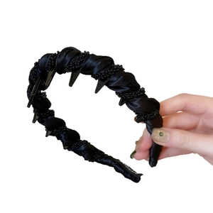 Serre-tête en satin noir fait main avec perles et pinces à cheveux style dent de requin